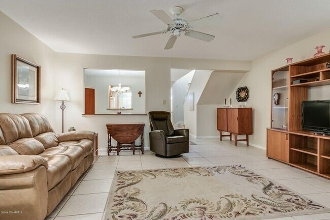 Building Photo - Beautiful Townhome Walking Distance to the...