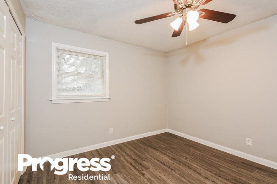 Building Photo - 643 Milford Dr SW