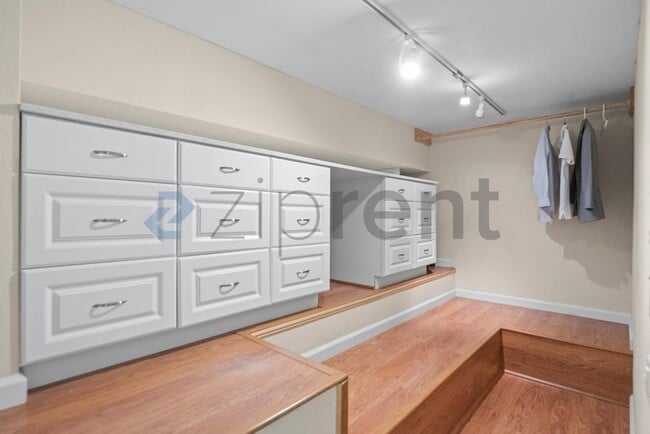 Building Photo - 14541 Oak St