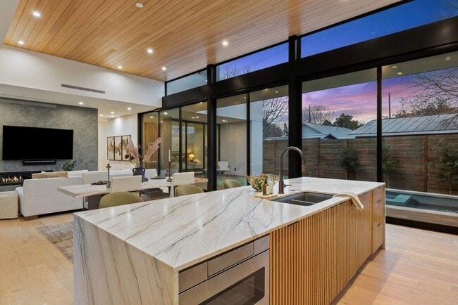 Building Photo - 910 W Johanna St