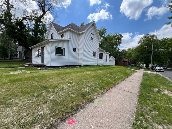 Building Photo - 4 Bed/1.5 Bath Rental Home in Central Sioux Falls!