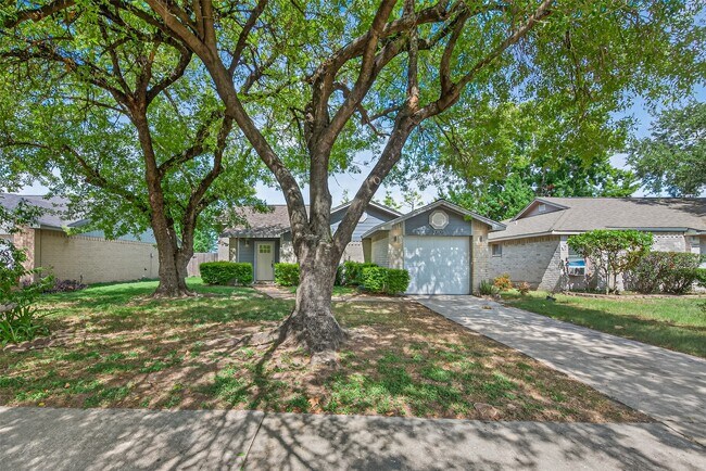 Building Photo - 10106 Shadow Pine Dr