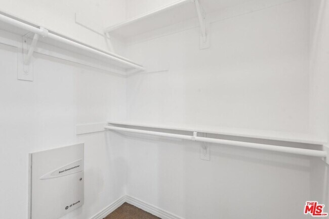 Building Photo - 2460 E Villa St