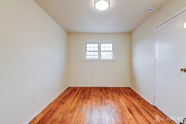 Building Photo - 6 College Dr