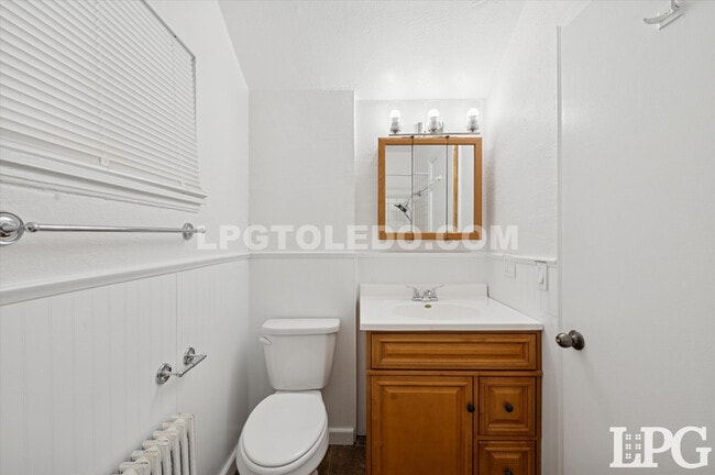 Building Photo - 606 W Poinsetta Ave