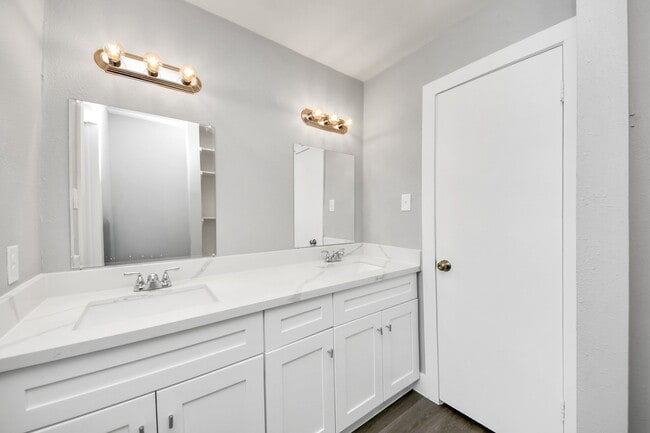 Building Photo - 15423 Ridingwood Dr