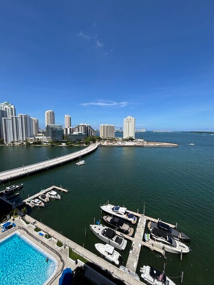 Building Photo - 905 Brickell Bay Dr