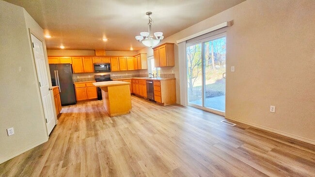 Building Photo - Beautiful 5 bed 2.5 Bath Home in Renton Highlands