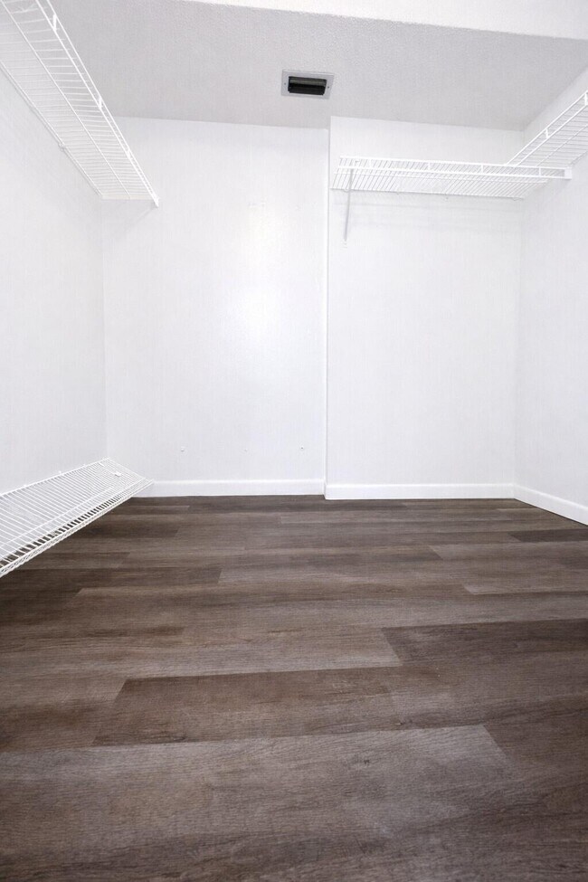 Building Photo - 931 Gardenia Dr