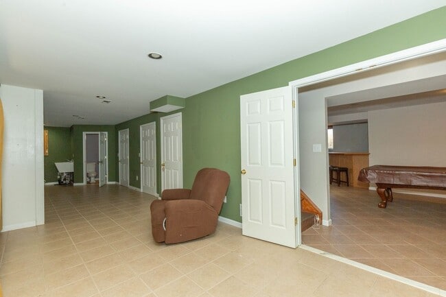 Building Photo - 4 bed, 3.5 bath Single Family Home in Charles Town, WV