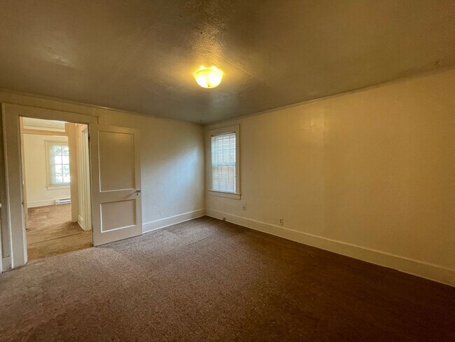 Building Photo - 4 Bedroom Campus House!