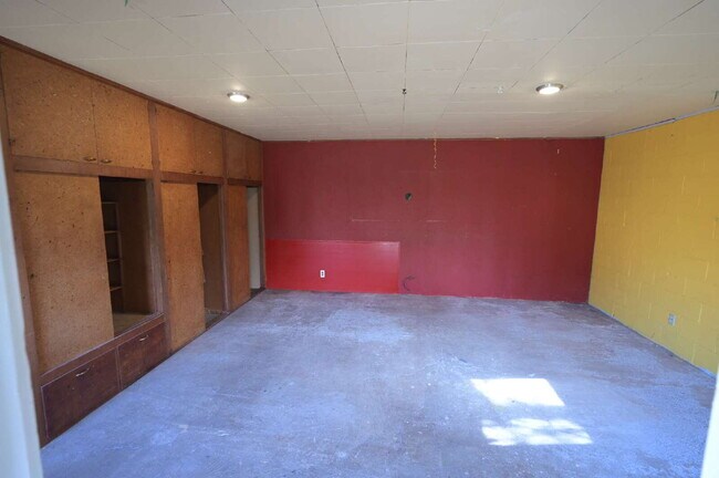 Building Photo - 2 bed 1 bath home with great view of Sequi...