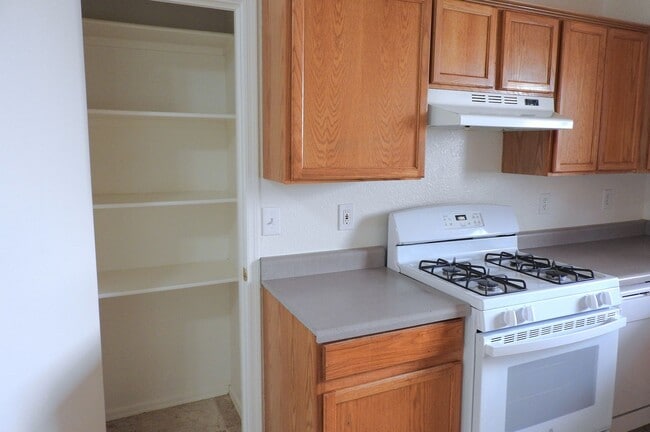 Building Photo - Inviting 3+2 split Floor plan!