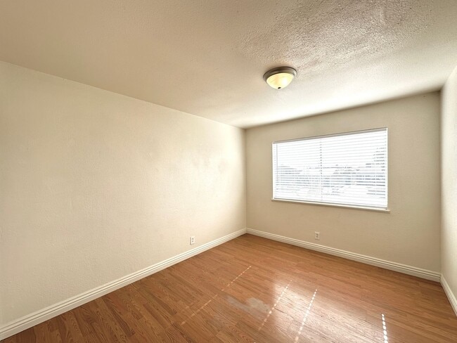 Building Photo - CHARLESTON HEIGHTS