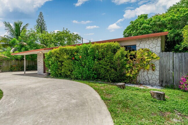 Building Photo - 2831 N Seacrest Blvd