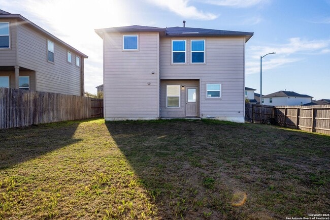 Building Photo - Move in Ready 3 Bedroom Two-story Home