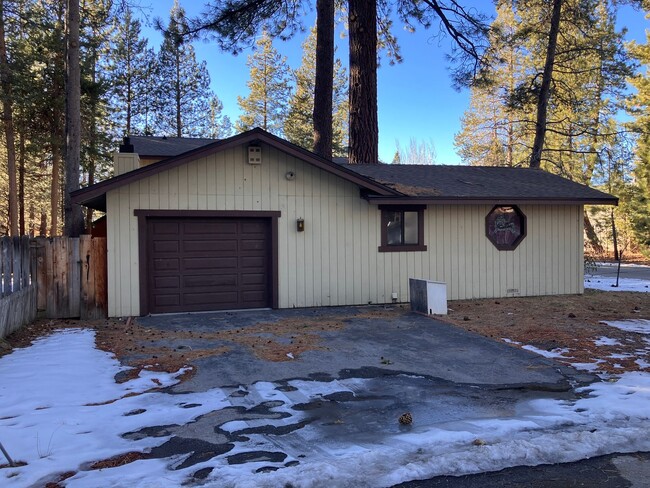 Building Photo - Large single family home with 2 car garage