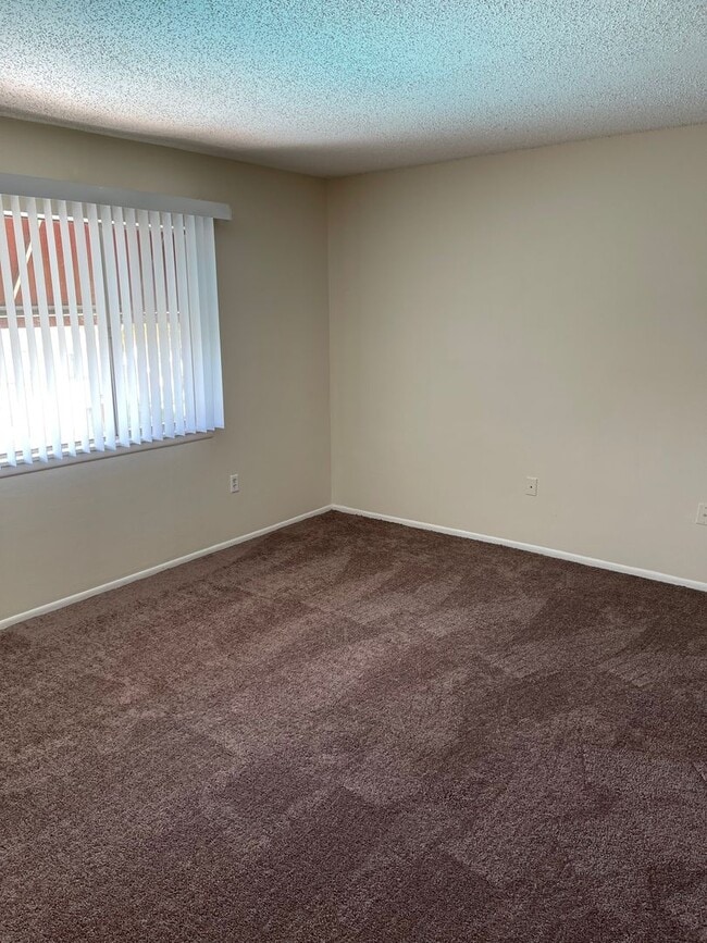 Building Photo - Large 2 Bedroom, 1 1/2 Bathroom Condo Available Immediately!