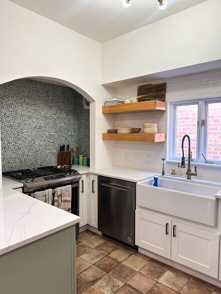 Building Photo - 1508 W Diversey Pky