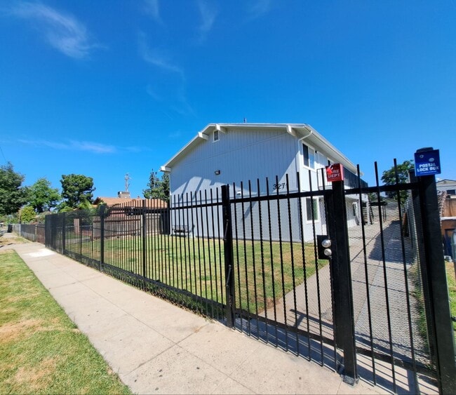 Building Photo - 3271 E Tyler Ave