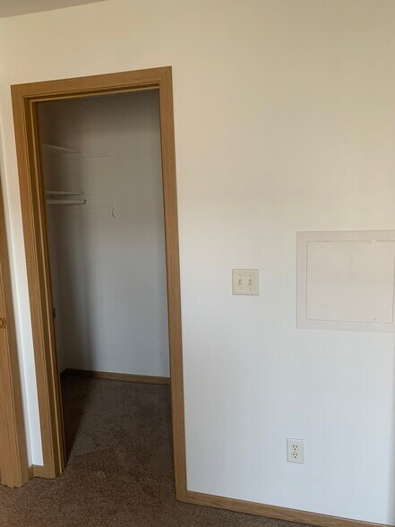 Building Photo - 410 6th Ave