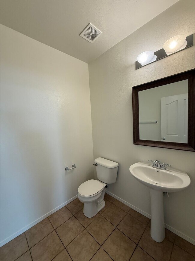 Building Photo - Beautiful 4 Bedroom, 2 1/2 Bathroom Townho...