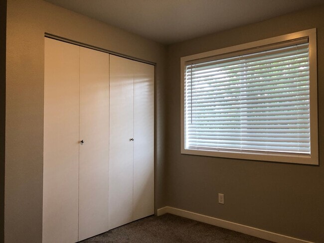 Building Photo - Completely updated 3 bedroom 1 bath duplex!