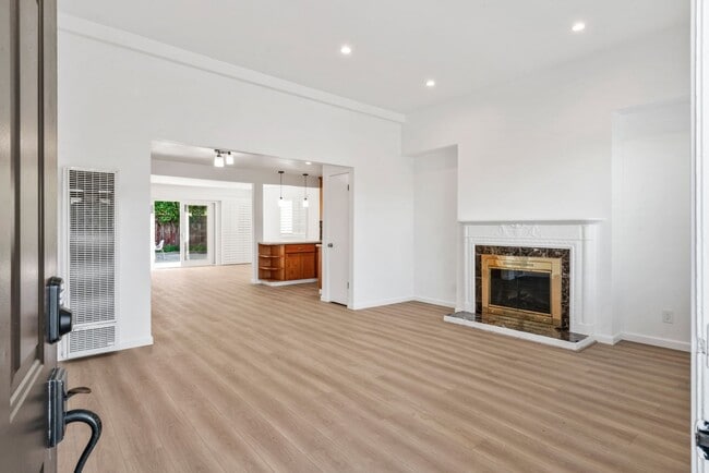 Building Photo - Move-In Ready Gem with Convenient Location