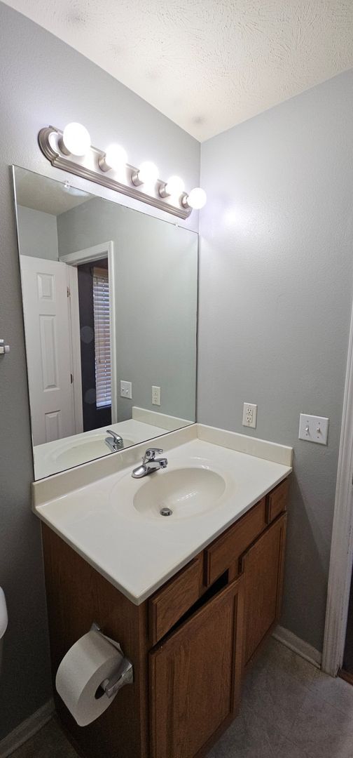 Building Photo - Charming 3BR House in Omaha
