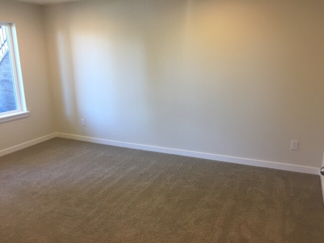 Building Photo - Newer Townhouse in Lake Forest Park!