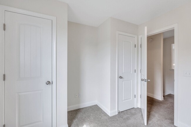 Building Photo - 487 Meloney Dr