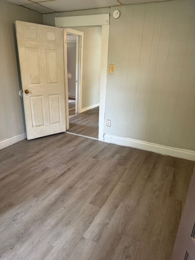 Building Photo - 2 bedroom 1 bath home close to downtown