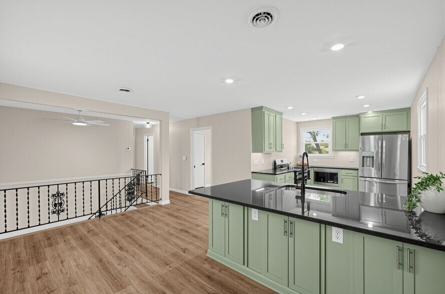 Building Photo - 2695 Barclay Dr
