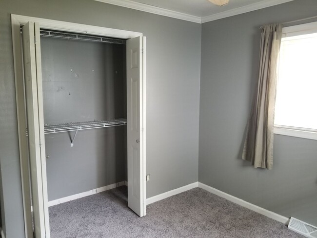 Building Photo - BEAUTIFUL UPDATED 3 BEDROOM 2 BATH HOUSE!