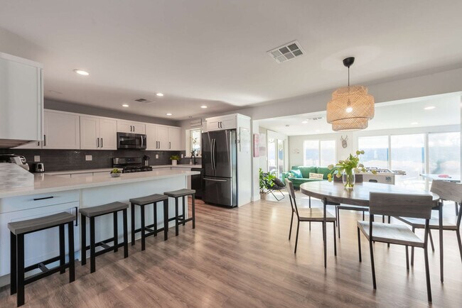 Building Photo - 4917 E Granada Rd