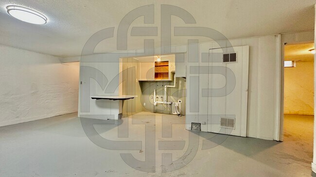 Building Photo - 1102 N Crestway St