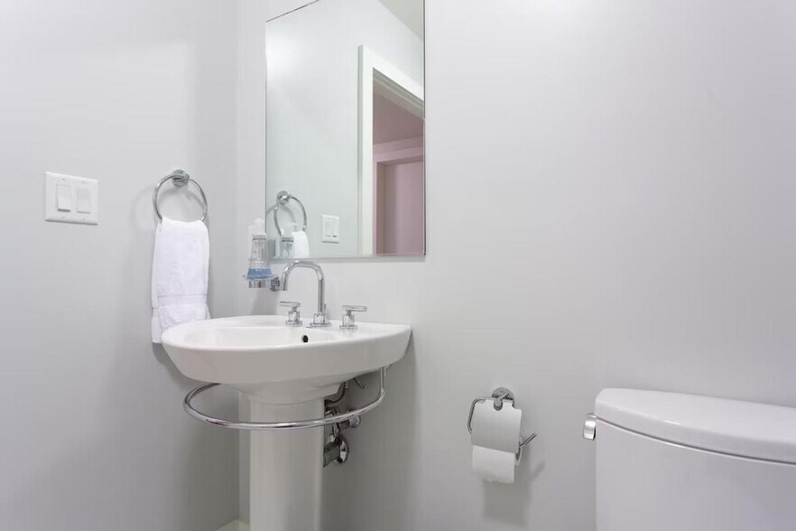 Building Photo - 5 Park Ln