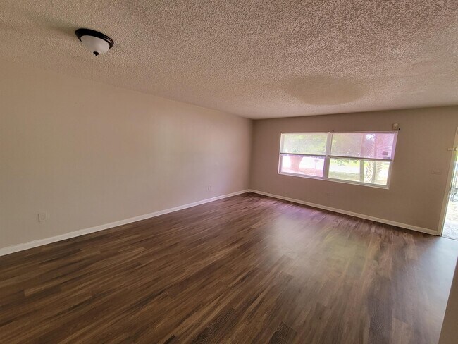 Building Photo - 500 N Mars Ave