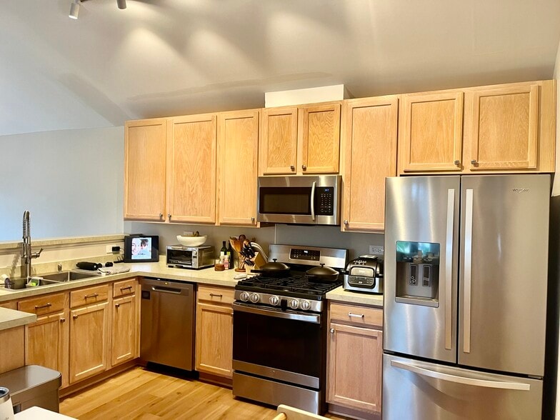 Building Photo - 90 Rosehall Dr