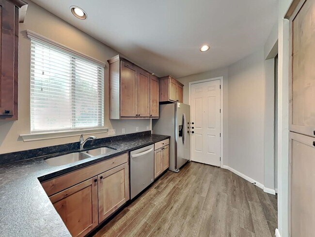 Building Photo - 179 Holly St