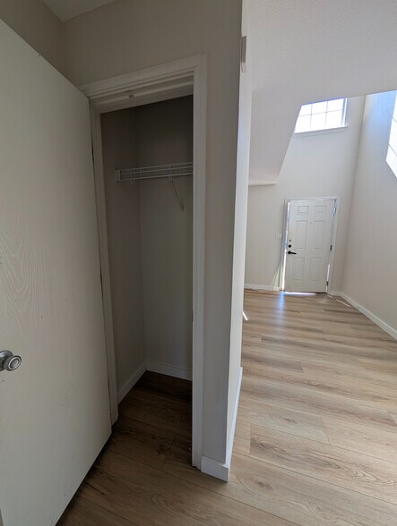 Building Photo - Room in House on Phillips St