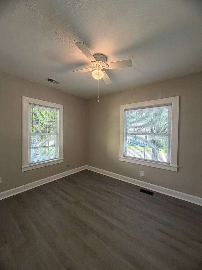 Building Photo - Open The Door To Your New Home! FIRST MONTH'S RENT FREE!!!!