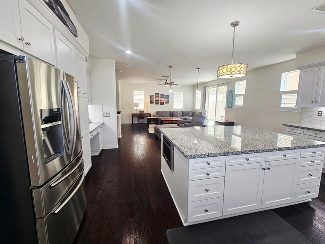 Building Photo - Gorgeous Stand Alone Town Home / Rolling Hills Golf Club is your Back Yard