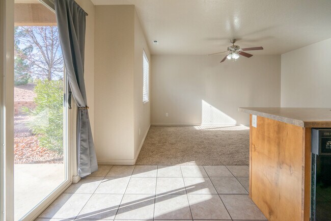 Building Photo - 3155 S Hidden Valley Dr