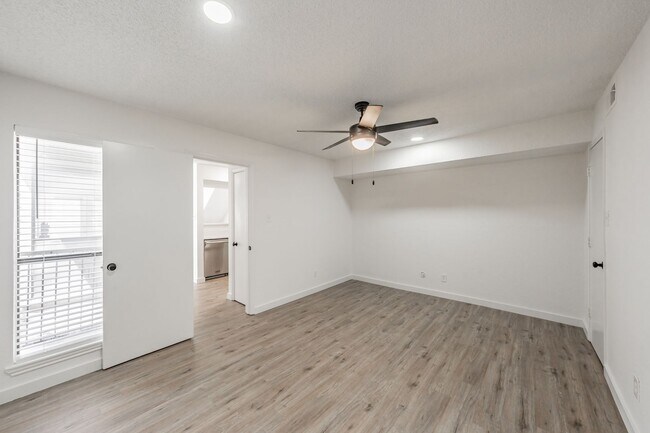 Building Photo - Updated 1-Bedroom Condo in Gated Community...