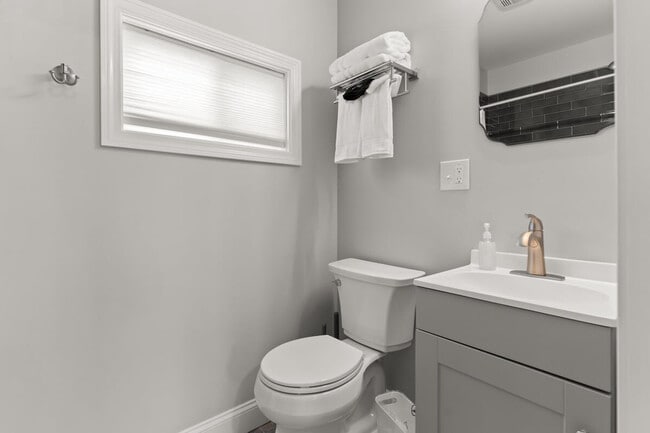 Building Photo - 8 N St