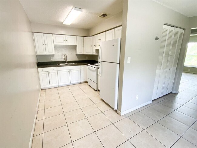 Building Photo - 2205 Irene St