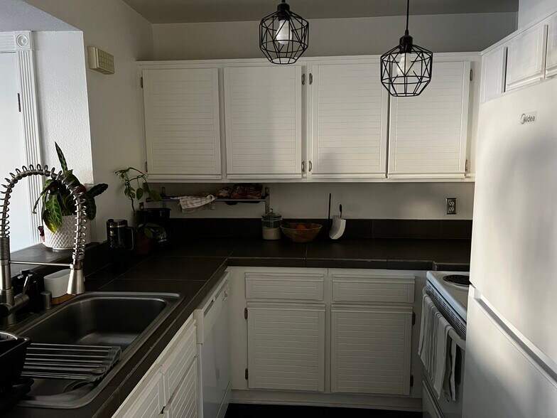 Building Photo - 25671 Le Parc