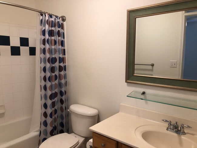 Building Photo - Great Close-In Condo