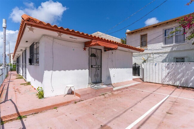 Building Photo - 1101 SW 17th Ave